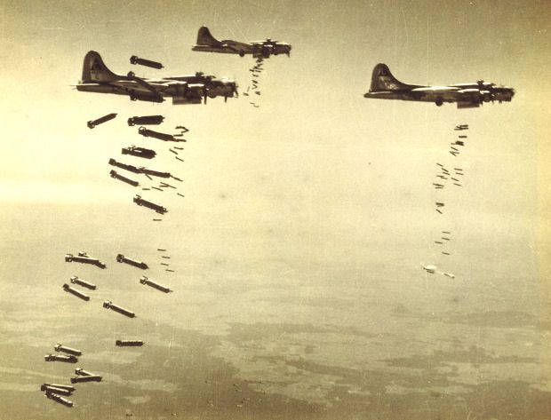 Formación de B-17 dejan caer su letal carga sobre suelo alemán